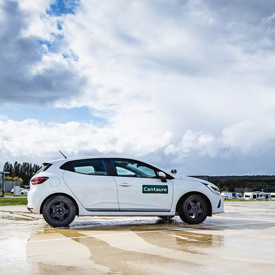 Photo d'une Clio sur la piste de formation